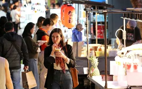 南韓著名景點明洞的路邊小食檔,引入信用卡付款,並定期進行價格監控,避免出現向遊客濫收費用、服務態度差和要求只付現金等爭議,以恢復旅客的信任。 (網上圖片)