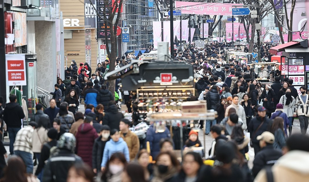 南韓著名景點明洞的路邊小食檔,引入信用卡付款,並定期進行價格監控,避免出現向遊客濫收費用、服務態度差和要求只付現金等爭議,以恢復旅客的信任。 (網上圖片)