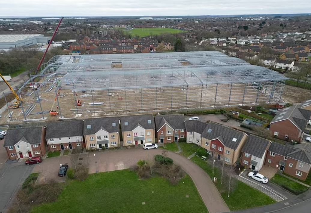 巨型貨倉緊貼著多間民居的後園。(互聯網)