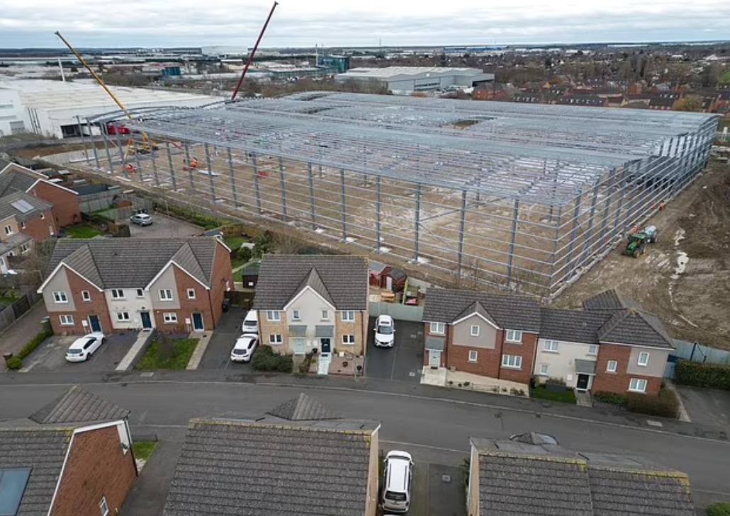 巨型貨倉緊貼著多間民居的後園。(互聯網)