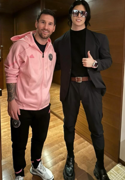 美斯在酒店跟球迷見面,包括被稱為「日本第一牛郎」的羅蘭Roland。