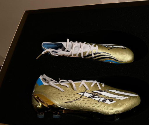 美斯在酒店跟球迷見面,包括被稱為「日本第一牛郎」的羅蘭Roland。