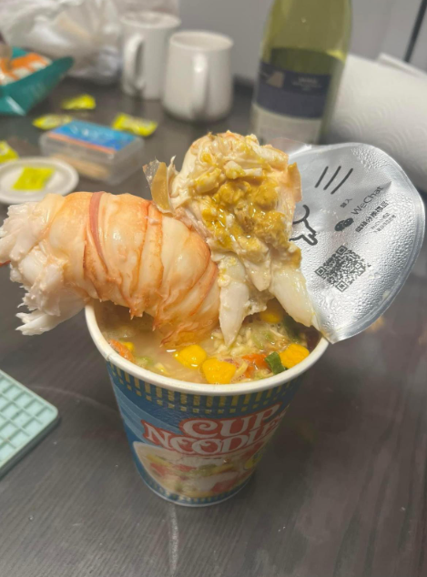 從他的照片中,可見他買了一隻有小臂長的龍蝦,恰熟之後直接將脫殼蝦肉原隻放入海鮮味杯麵。(圖片來源:Facebook@香港街市魚類海鮮研究社)