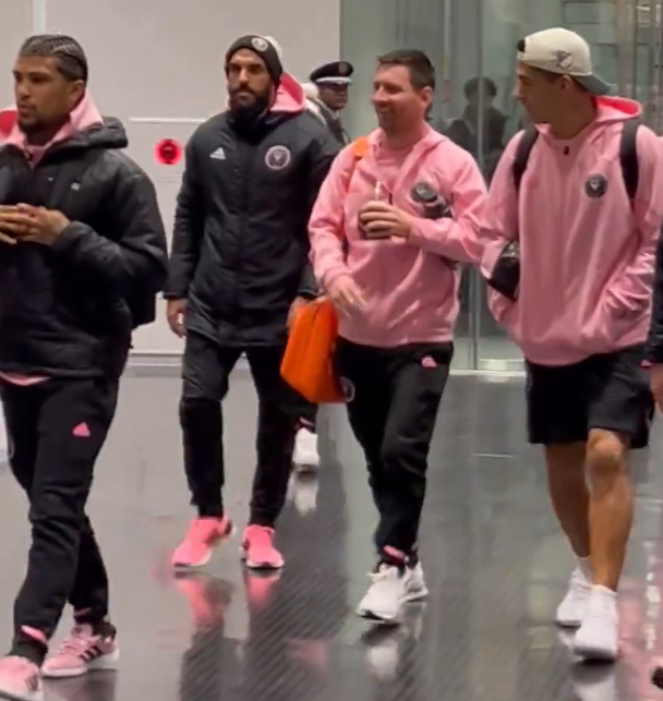 美斯與隊友抵達東京的國立體育場。(影片截圖)