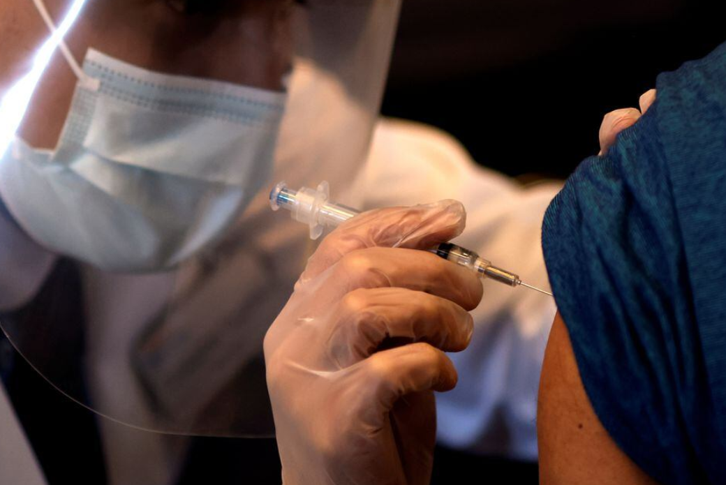 美國有研究發現,打第二針同款mRNA疫苗時,選擇跟第一針時不同的手臂,可達致更高水平的抗體。(路透社)