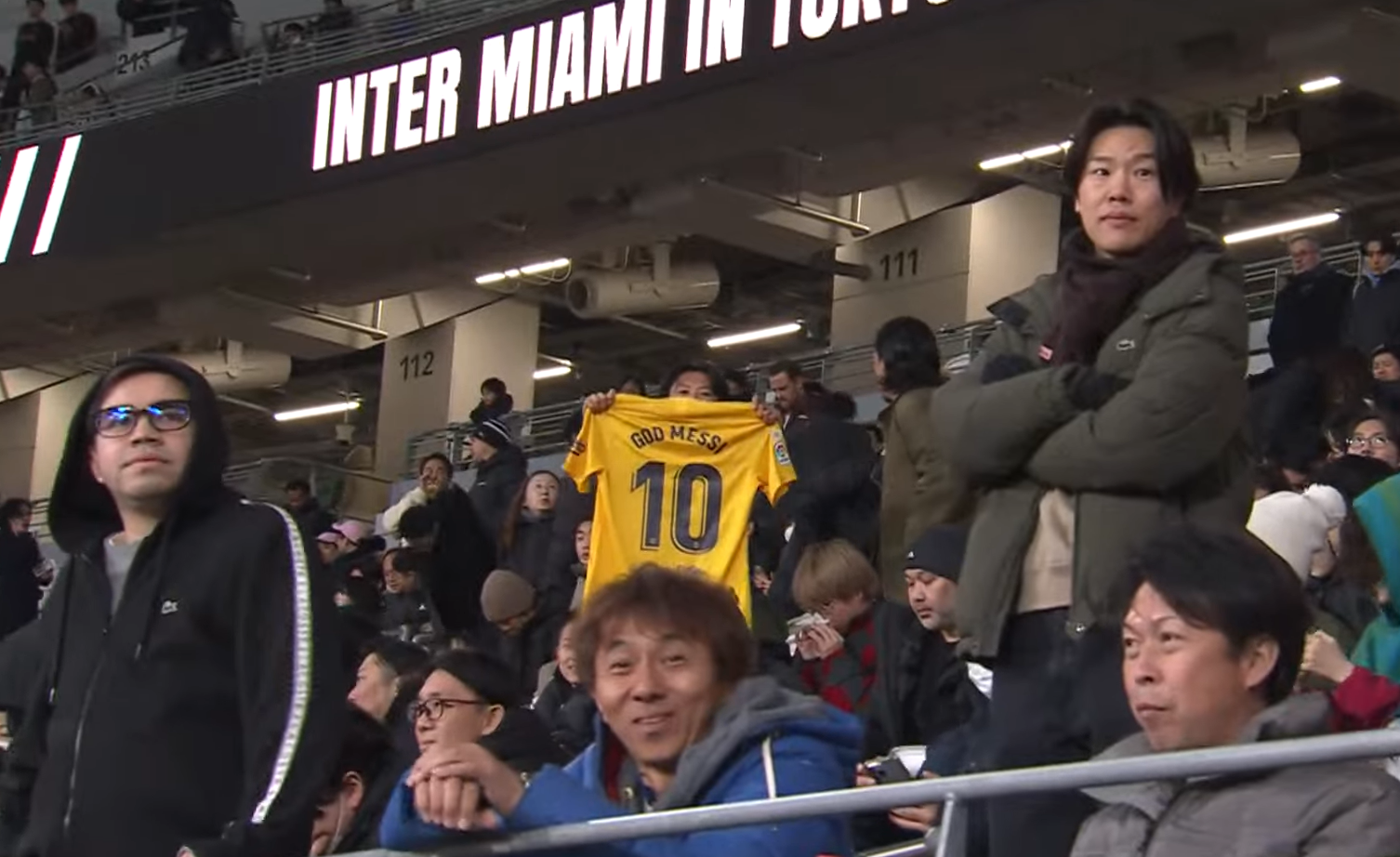 日本球迷展示支持美斯的球衣。(直播截圖)
