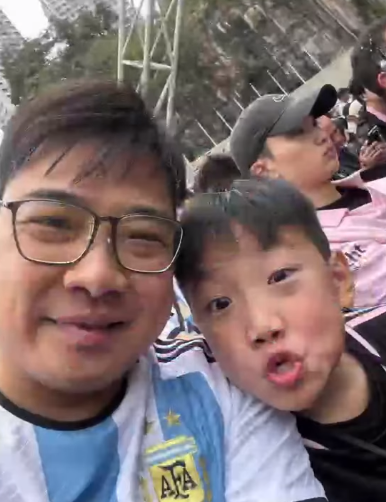 當他得知美斯來港後,與兒子均感高興,「個仔甚至乎開心咗幾日都瞓唔著。」