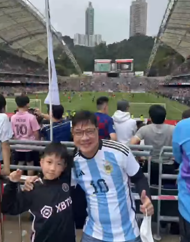 當他得知美斯來港後,與兒子均感高興,「個仔甚至乎開心咗幾日都瞓唔著。」