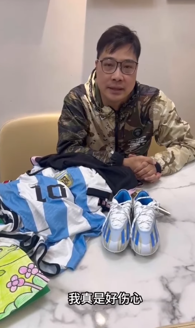 林先生在社交平台發布影片,剪爛10多年來購買的美斯球衣,發誓此生不再關注他及為他花一分一毫:「點解美斯你要咁傷害我哋?」