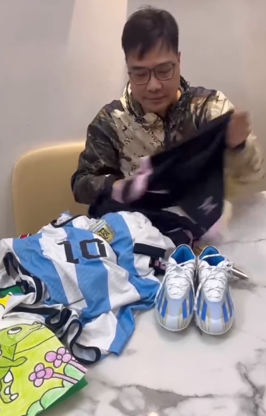 林先生在社交平台發布影片,剪爛10多年來購買的美斯球衣,發誓此生不再關注他及為他花一分一毫:「點解美斯你要咁傷害我哋?」