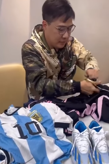 林先生在社交平台發布影片,剪爛10多年來購買的美斯球衣,發誓此生不再關注他及為他花一分一毫:「點解美斯你要咁傷害我哋?」