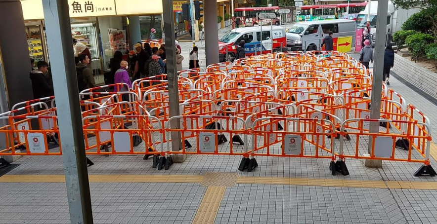 黃大仙下邨的行人路近日被發現擺滿了「圍欄陣」。網上圖片