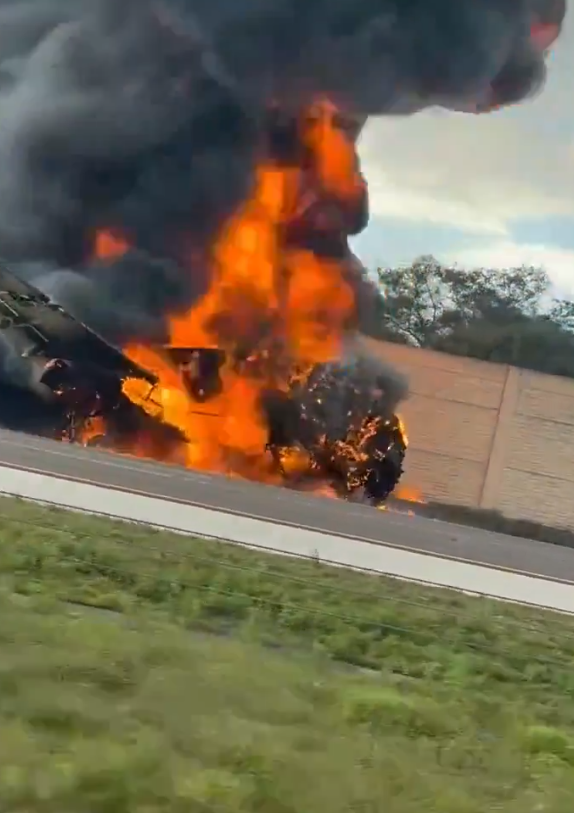 美國佛羅里達州一架小型飛機於當地時間周五(9日)緊急降落佛羅里達州一條高速公路時,撞向一輛汽車,造成至少2人死亡。(影片截圖)