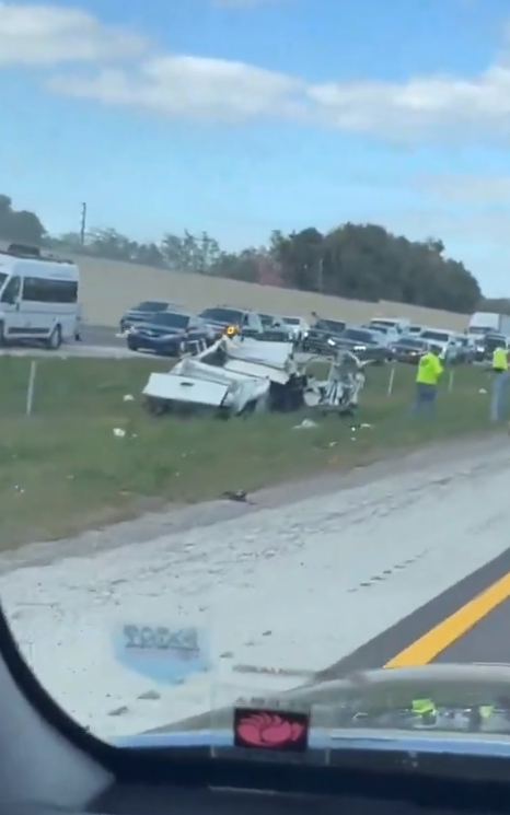 美國佛羅里達州一架小型飛機於當地時間周五(9日)緊急降落佛羅里達州一條高速公路時,撞向一輛汽車,造成至少2人死亡。(影片截圖)