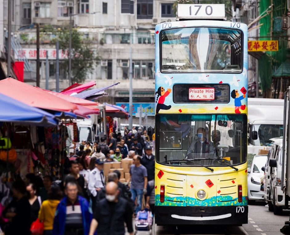 香港電車夥拍本地及海外創作單位,度身打造兩輛奪目繽紛的賀年電車,為港島增添色彩斑斕的「移動壁畫」。