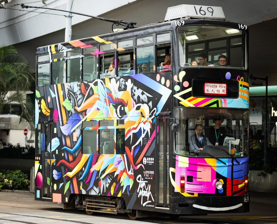 香港電車夥拍本地及海外創作單位,度身打造兩輛奪目繽紛的賀年電車,為港島增添色彩斑斕的「移動壁畫」。