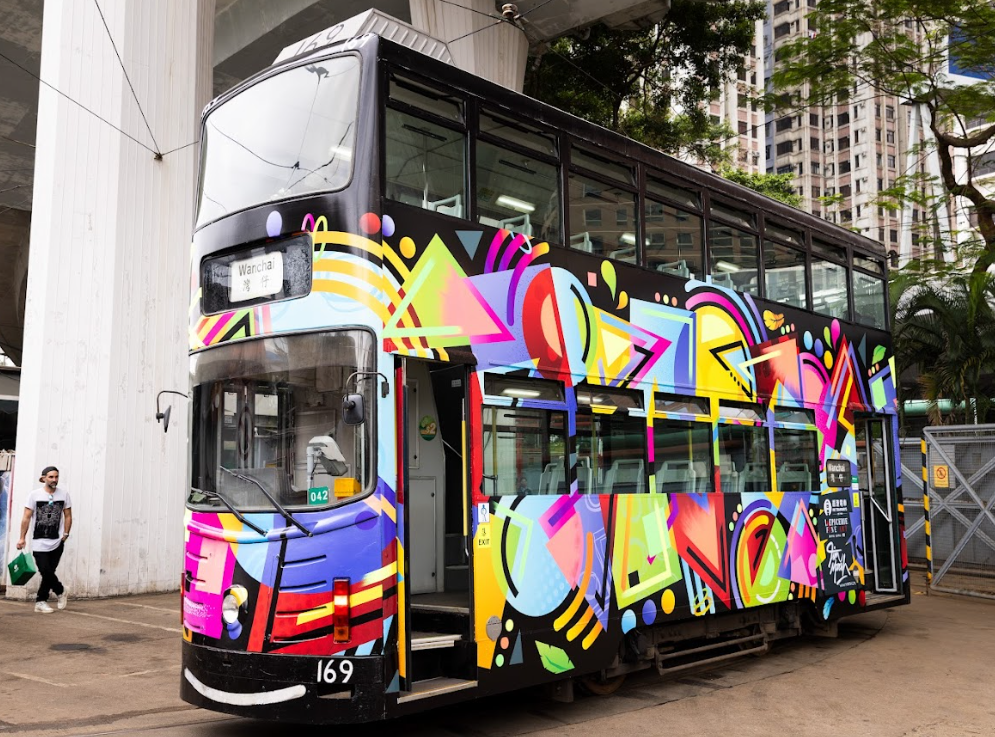 香港電車夥拍本地及海外創作單位,度身打造兩輛奪目繽紛的賀年電車,為港島增添色彩斑斕的「移動壁畫」。