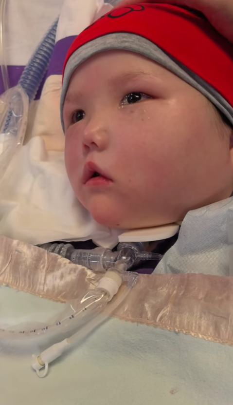 手術期間因醫療事故變成植物人的8歲女童周天瑜,情況一直受到關注。天瑜爸爸昨晚年三十(9日)在社交平台上傳影片,一家一起去到醫院陪伴天瑜,一家四口在天瑜床邊溫馨團聚。(天瑜醫療事故關注組)