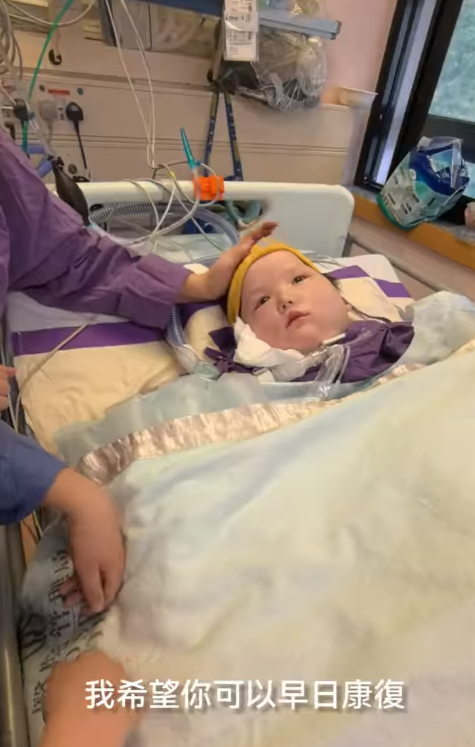 手術期間因醫療事故變成植物人的8歲女童周天瑜,情況一直受到關注。天瑜爸爸昨晚年三十(9日)在社交平台上傳影片,一家一起去到醫院陪伴天瑜,一家四口在天瑜床邊溫馨團聚。(天瑜醫療事故關注組)
