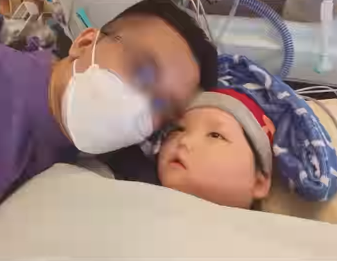 手術期間因醫療事故變成植物人的8歲女童周天瑜,情況一直受到關注。天瑜爸爸昨晚年三十(9日)在社交平台上傳影片,一家一起去到醫院陪伴天瑜,一家四口在天瑜床邊溫馨團聚。(天瑜醫療事故關注組)