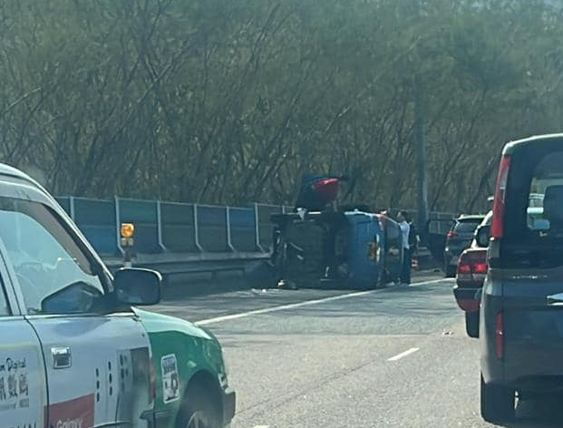 吐露港公路下午多宗車禍,有私家車翻側。(香港突發事故報料區FB)