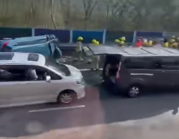 吐露港公路下午多宗車禍,有私家車翻側。(香港突發事故報料區FB)