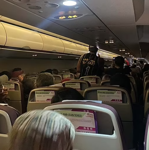 機上一名加拿大籍華裔男乘客突然打開緊急逃生門,令客機的疏散滑梯打開,客機被逼停下。(網上圖片)