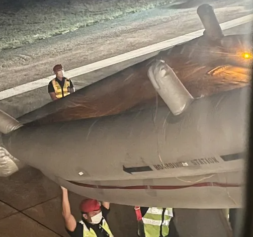 機上一名加拿大籍華裔男乘客突然打開緊急逃生門,令客機的疏散滑梯打開,客機被逼停下。(網上圖片)