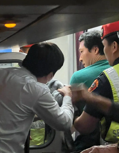 機上一名加拿大籍華裔男乘客突然打開緊急逃生門,令客機的疏散滑梯打開,客機被逼停下。(網上圖片)