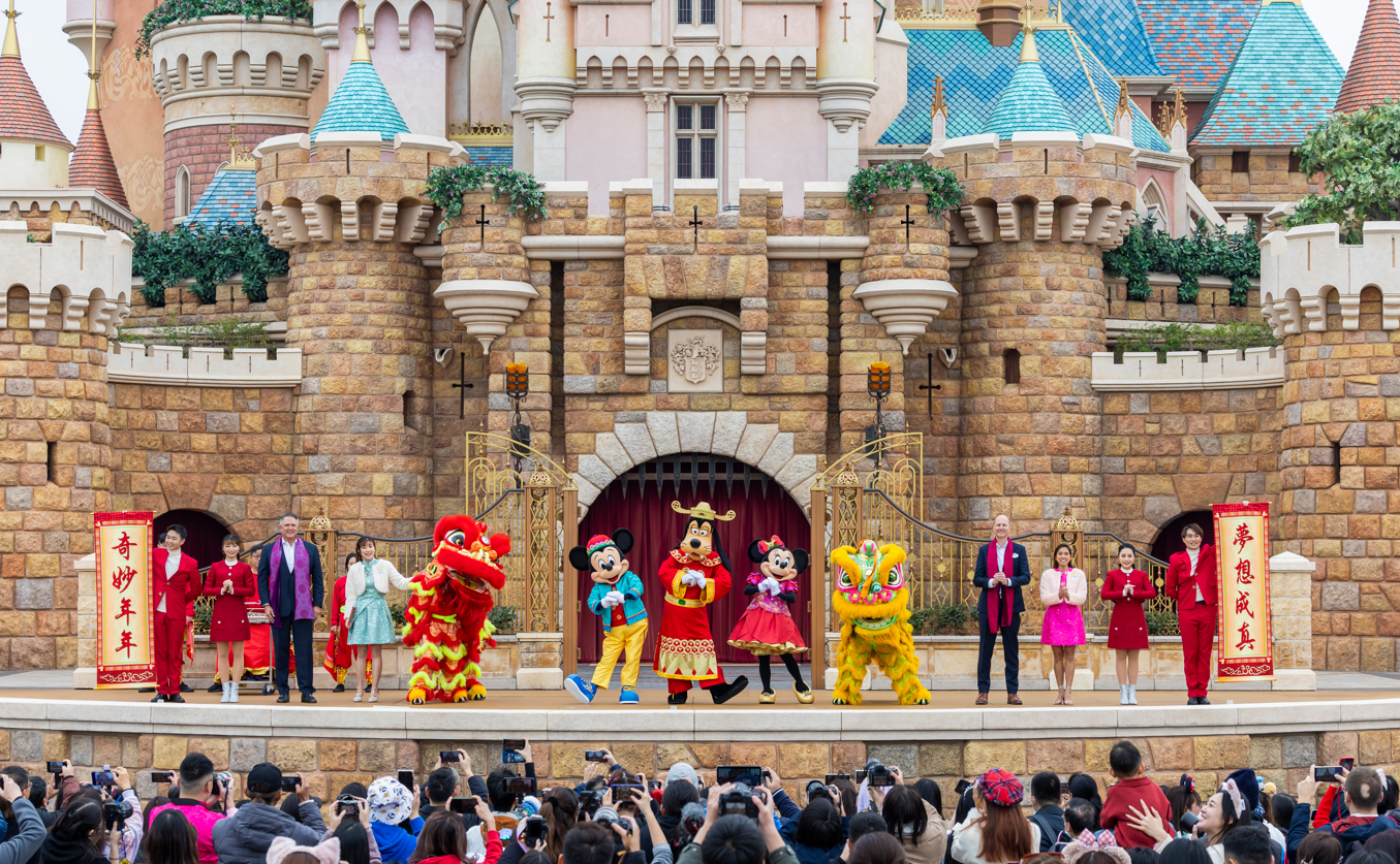 香港迪士尼行政總裁與米奇老鼠、財神高飛向賓客拜年