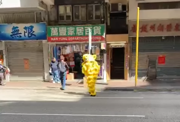 二人在旺角街頭「搵食」。(影片截圖)