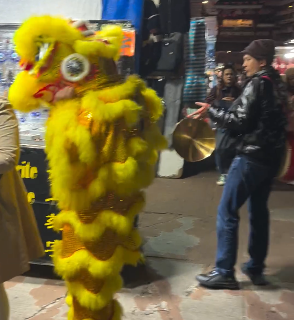 二人之後在廟街繼續「搵食」。(影片截圖)