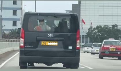 客貨車上有兩名孩童。(影片截圖)