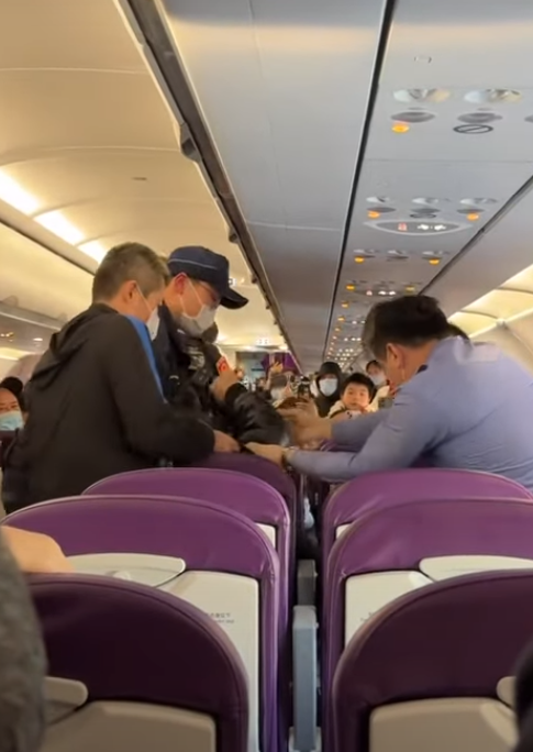 一架從桃園機場飛往香港的航班,有一男一女香港旅客突然情緒不穩,在飛機上大吵大鬧,最終被台方航警帶走,導致班機延誤近兩小時。