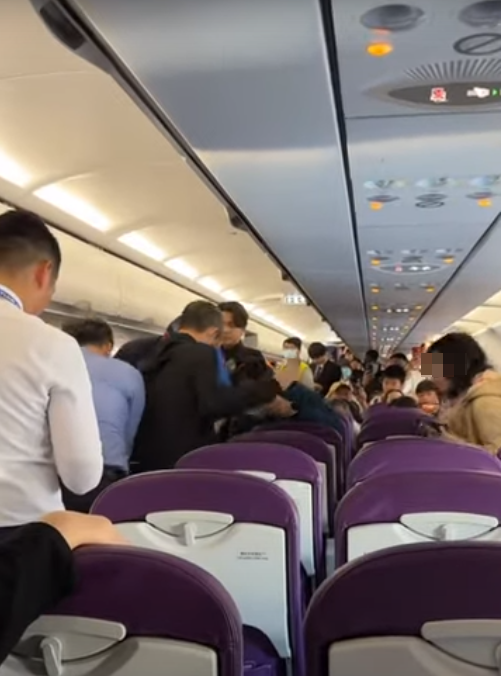 一架從桃園機場飛往香港的航班,有一男一女香港旅客突然情緒不穩,在飛機上大吵大鬧,最終被台方航警帶走,導致班機延誤近兩小時。