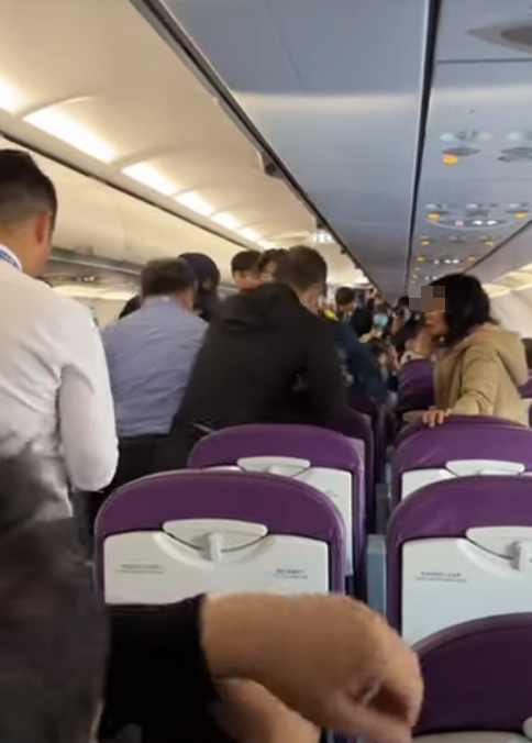 一架從桃園機場飛往香港的航班,有一男一女香港旅客突然情緒不穩,在飛機上大吵大鬧,最終被台方航警帶走,導致班機延誤近兩小時。