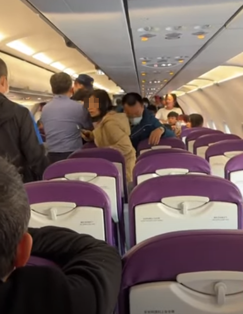 一架從桃園機場飛往香港的航班,有一男一女香港旅客突然情緒不穩,在飛機上大吵大鬧,最終被台方航警帶走,導致班機延誤近兩小時。