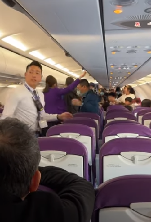 一架從桃園機場飛往香港的航班,有一男一女香港旅客突然情緒不穩,在飛機上大吵大鬧,最終被台方航警帶走,導致班機延誤近兩小時。