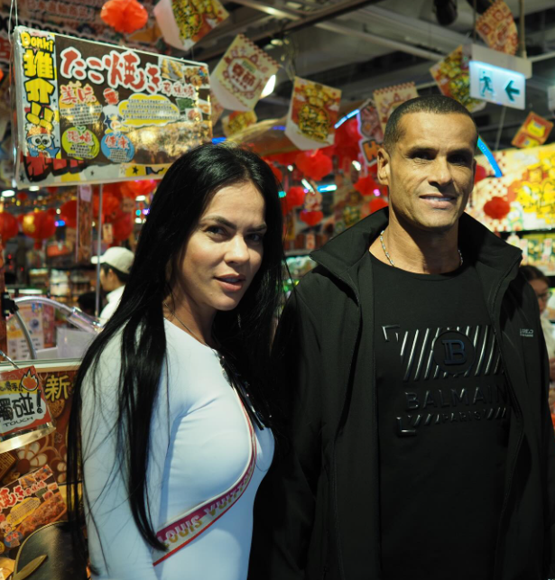 李華度今次訪港之旅與妻子同行,賽前二人於港島行街時「打卡」