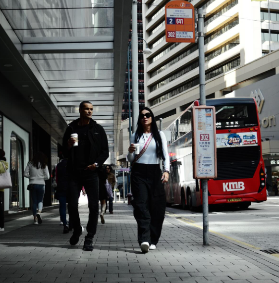 李華度今次訪港之旅與妻子同行,賽前二人於港島行街時「打卡」