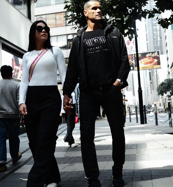 李華度今次訪港之旅與妻子同行,賽前二人於港島行街時「打卡」