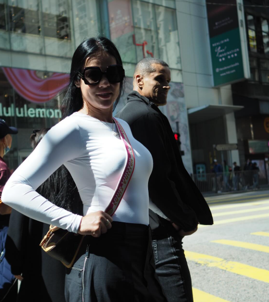 李華度今次訪港之旅與妻子同行,賽前二人於港島行街時「打卡」