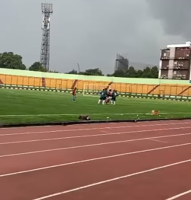 社交平台瘋傳影片可見Septian倒地不起,隊友紛衝上前查看