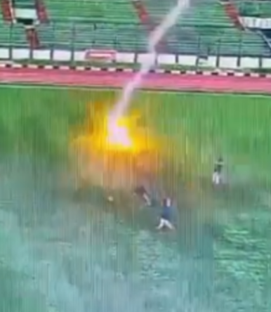 比賽時天空已傳出雷聲,目擊者表示當時第一道閃電先劈中球場外,第二道就擊中正在球場比賽、來自FBI Subang的35歲球員Septian Raharja。