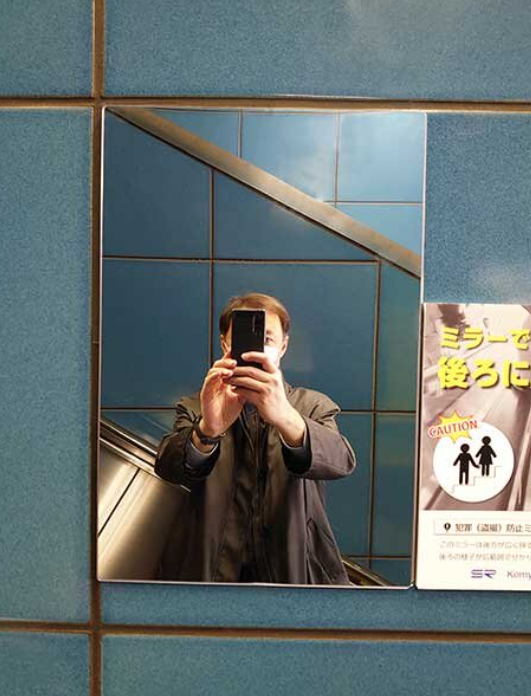 正常鏡子未能觀察到後方。(互聯網)