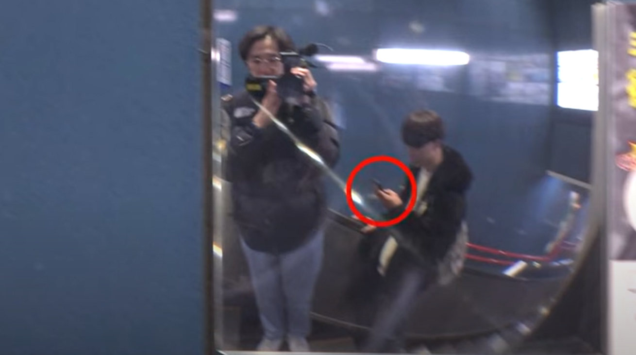 鏡子的凸鏡功能可讓女士觀察後訪有沒有人偷拍。(互聯網)