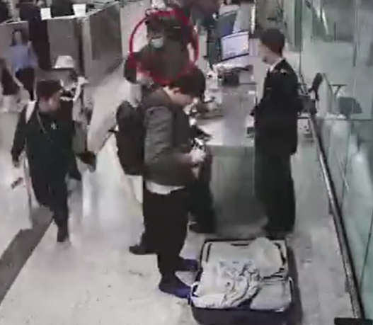 內地海關總署周三(14日)稱,西九龍站海關關員近日對口岸旅檢大廳入境旅客及行李開展監管時,發現一名男子經過查驗台時神色慌張、行為異常,隨即進行攔截檢查。關員在他的左右鞋內各查獲一塊用紙包裹着的黃金製品,共重1公斤。