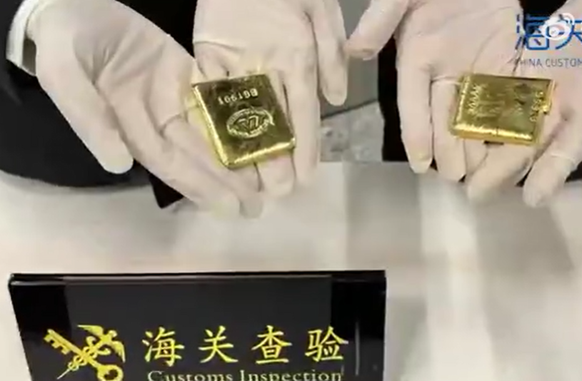 內地海關總署周三(14日)稱,西九龍站海關關員近日對口岸旅檢大廳入境旅客及行李開展監管時,發現一名男子經過查驗台時神色慌張、行為異常,隨即進行攔截檢查。關員在他的左右鞋內各查獲一塊用紙包裹着的黃金製品,共重1公斤。