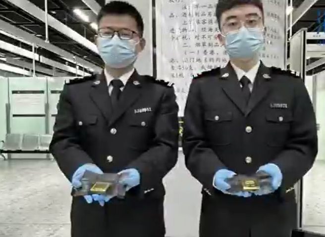 內地海關總署周三(14日)稱,西九龍站海關關員近日對口岸旅檢大廳入境旅客及行李開展監管時,發現一名男子經過查驗台時神色慌張、行為異常,隨即進行攔截檢查。關員在他的左右鞋內各查獲一塊用紙包裹着的黃金製品,共重1公斤。