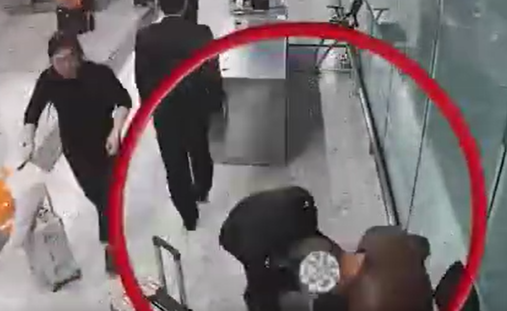 內地海關總署周三(14日)稱,西九龍站海關關員近日對口岸旅檢大廳入境旅客及行李開展監管時,發現一名男子經過查驗台時神色慌張、行為異常,隨即進行攔截檢查。關員在他的左右鞋內各查獲一塊用紙包裹着的黃金製品,共重1公斤。